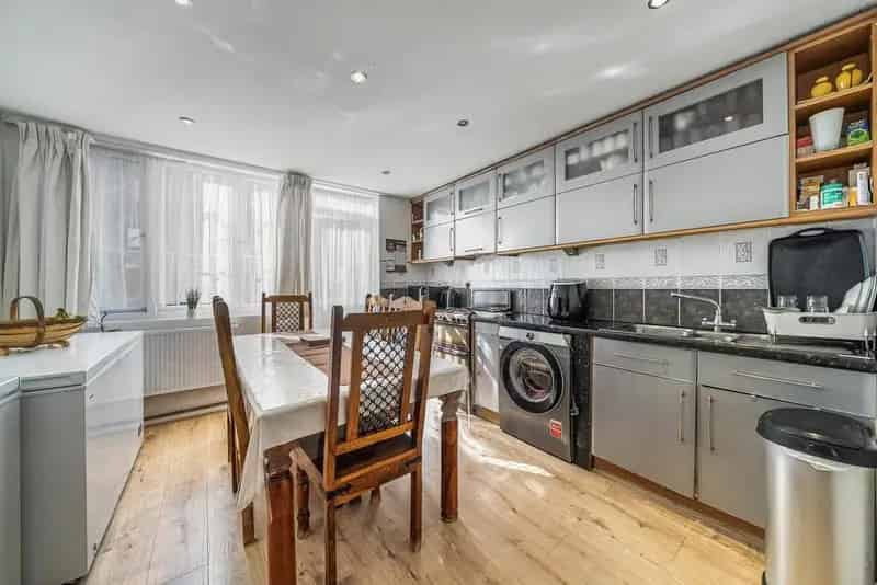 Four Bedroom Family Home Near Oval Tube Station