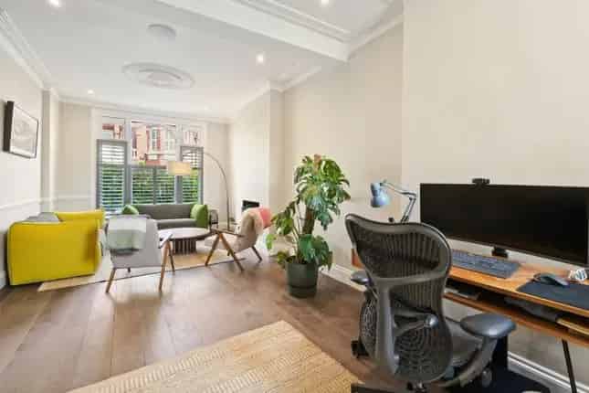 Spacious Family House Near Parsons Green
