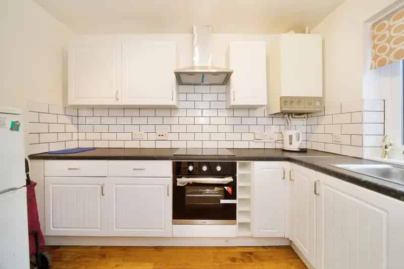 Two Bedroom End of Terrace House Near Woodside Park Tube Station
