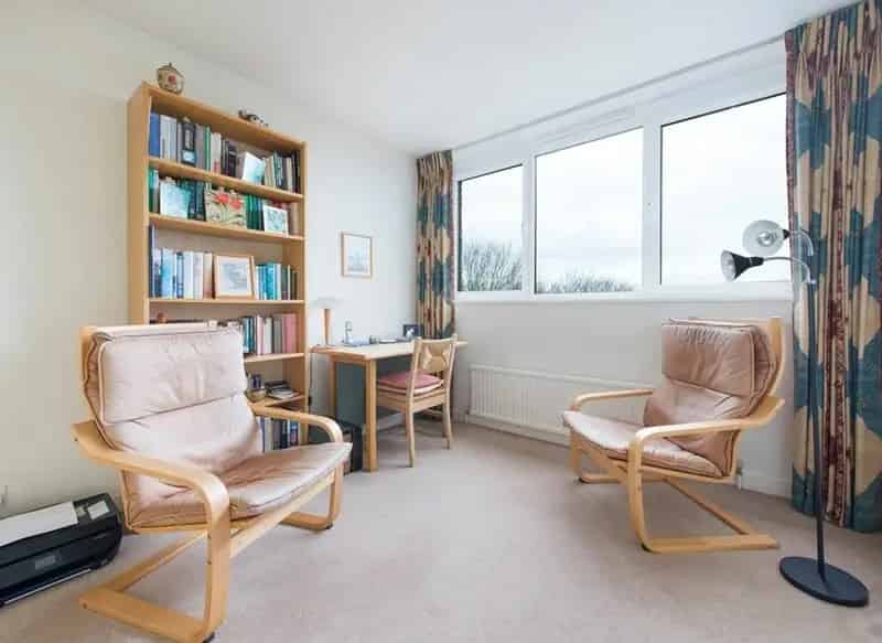 Bright Apartment with Balcony and Garage Parking Near Crouch End