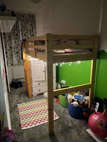 Flat For Rent in Kirklees, England