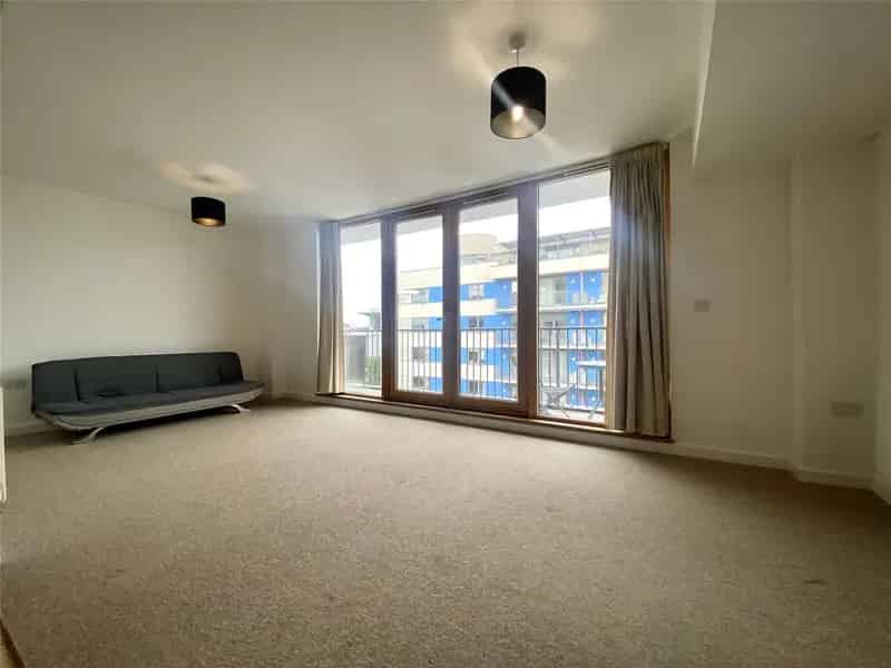 Studio Apartment to Rent Near SS Great Britain