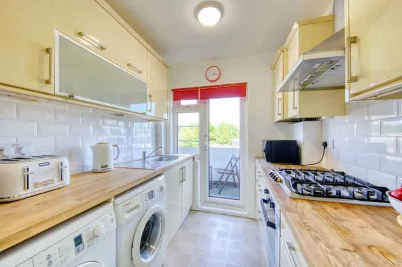 2 Bed Flat for Sale Hampton Wick Vacant Possession Share of Freehold