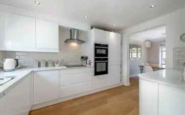 4 Bedroom Detached House in Heathfield Catchment