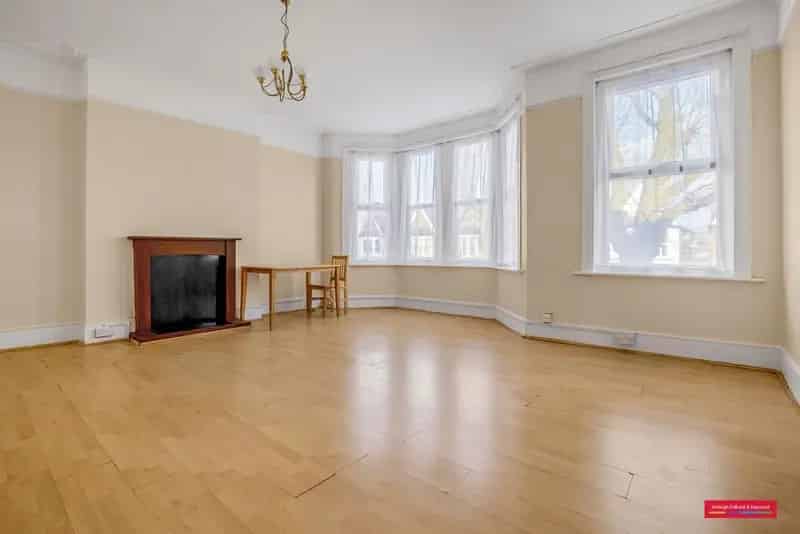 Stunning 2-Bedroom Flat in Culverley Green Conservation Area