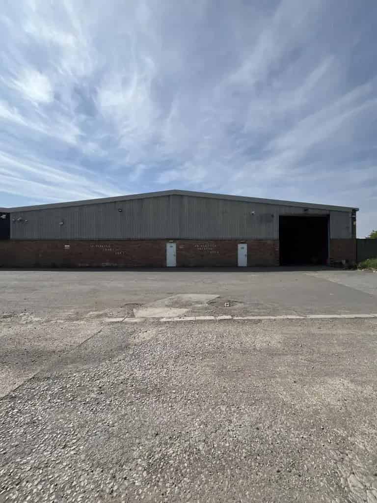Modern Industrial Warehouse Unit Semi-Detached For Sale