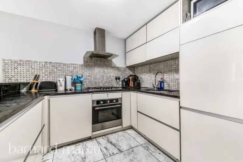 3-Bed Flat Near East Croydon Station - Modern Features Parking