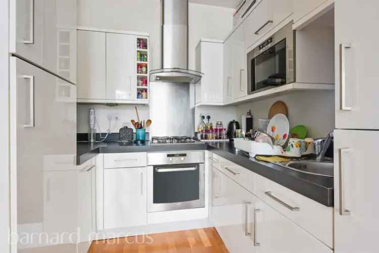 Epsom High Street Flat Near Train Station