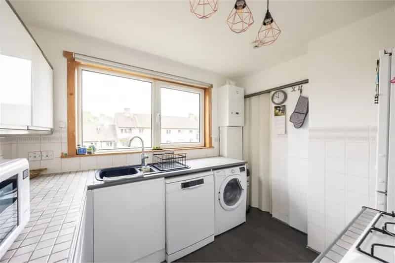 2 Bed Flat First Floor 1 Reception Room Private Garden Balcony