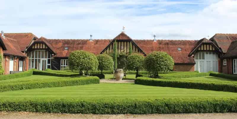 High-Quality Business Units in Refurbished Farm Building