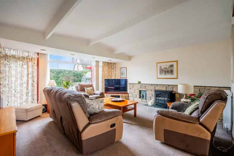 Spacious 4 Bedroom Detached Bungalow in Stirling