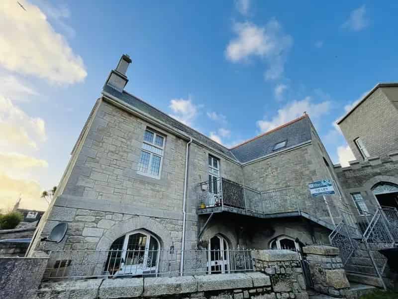 3 Bedroom Maisonette Near Town Center