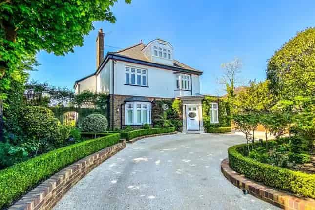6 Bedroom Detached House for Sale in South Cheam