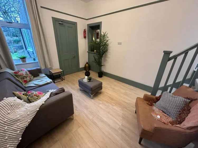 3 Bedroom Flat to Rent Modern Flat Grey Units Wood Flooring