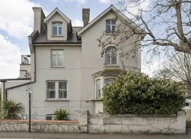 Flat For Sale in Wellesley Road, London, England