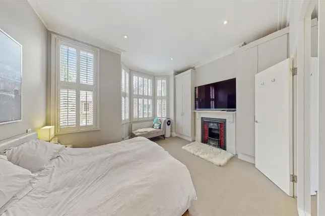 Terraced house to rent in Oxford Gardens, North Kensington, London W10