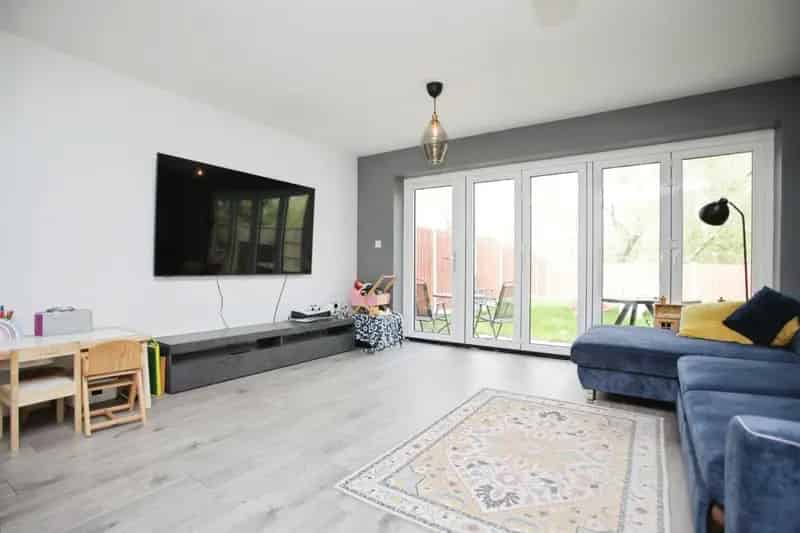 Four Bedroom Semi-Detached House Newbold on Avon
