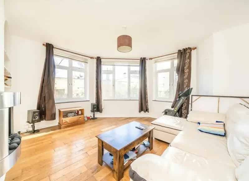 One Bedroom Flat near St Margarets Station