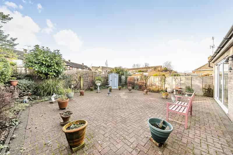 Spacious 2-Bed Semi-Detached Bungalow Near Gordon Hill Station