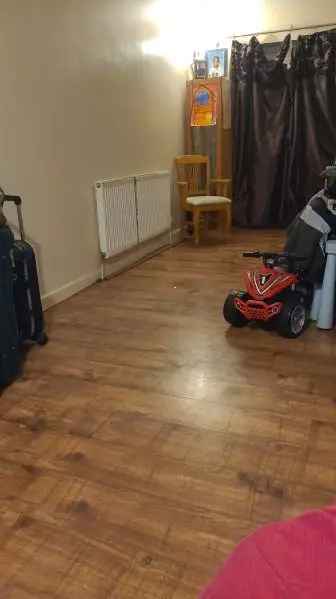 Family Home Near Train Station and Schools