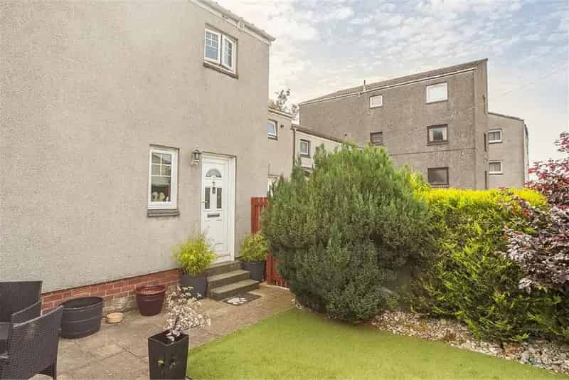 3 Bed Terraced House with Modern Kitchen and Gardens