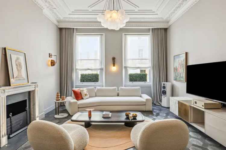 Grand Lateral Apartment in Prestigious Building