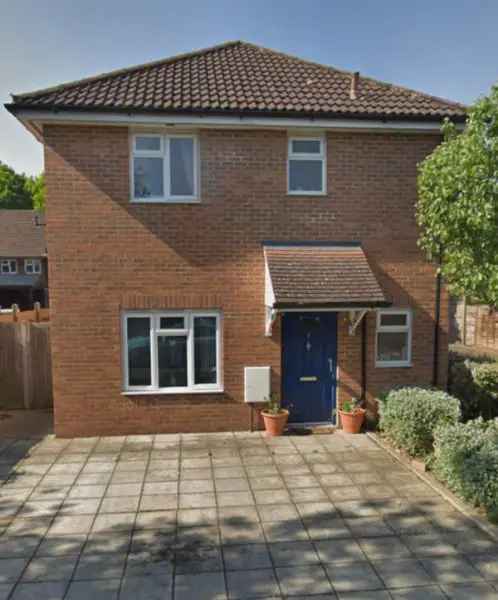3-Bedroom Detached House with Garden
