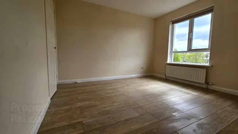3 Bed End Terrace House Near Shops and Schools