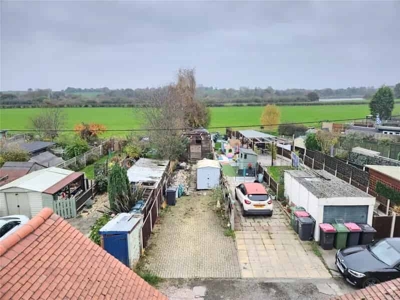 Three Bedroom Extended House with Large Garden and No Chain