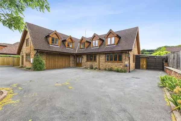 Detached House for Sale in Potten End, Hertfordshire