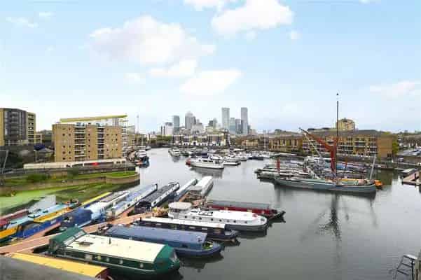 2-Bed Apartment Limehouse Marina Views
