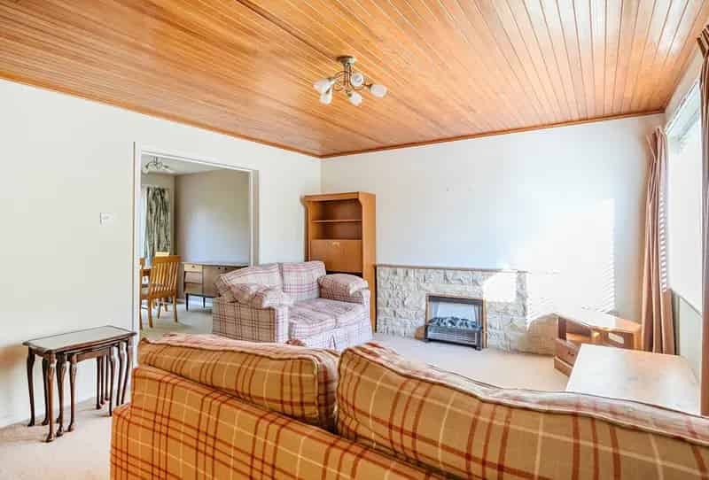 3 Bedroom Detached House for Sale Rush Hill Garage Parking Garden
