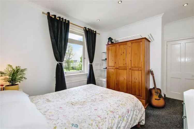 2 Bed Flat Upper Villa with Private Garden