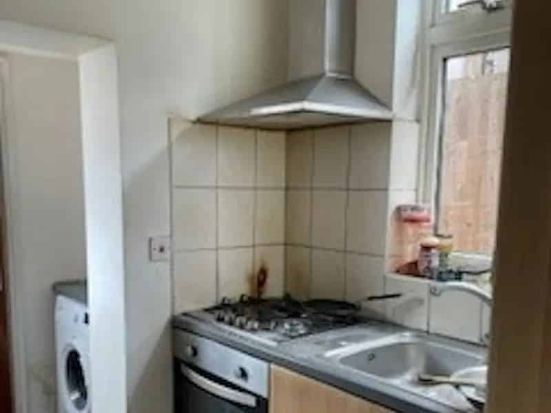 2 Room Flat in Belgrave Available Now
