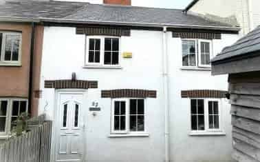 2-Bed Grade II Listed Cottage Rockwell Green Modernized