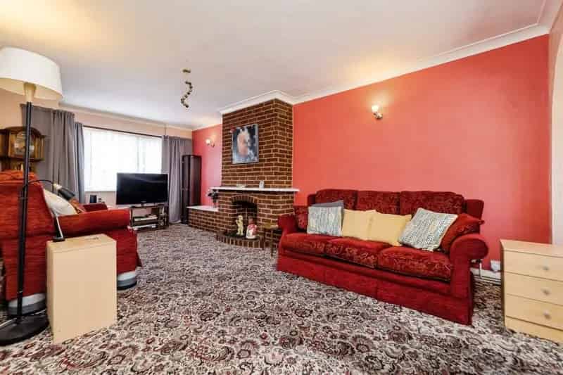 3 Bed Semi-Detached House Hornchurch