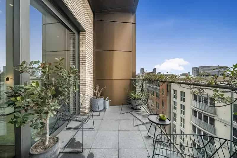 Modern One Bedroom Apartment West Facing Views 630 sq ft