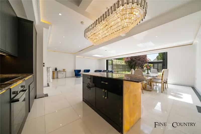 5 Bedroom Semi-Detached House for Sale in London