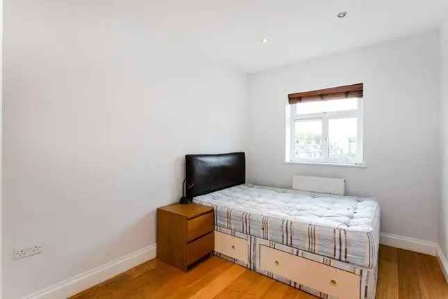 Flat to rent in Camden Road, London N7