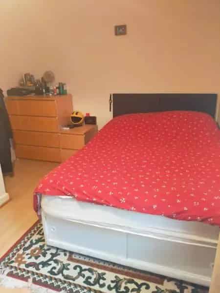 2 Bedroom Semi Detached House Near Bristol