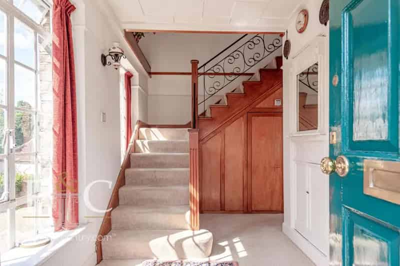 Grade II Listed Detached House with Annex Hoddesdon