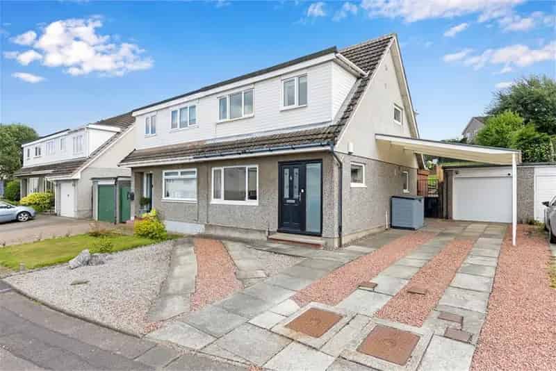 3 Bed Semi-Detached House with Conservatory and Garage
