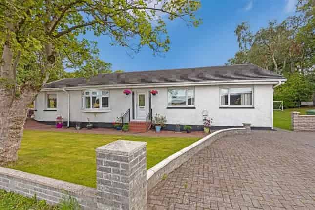 3 Bedroom Detached Bungalow for Sale in Stepps Glasgow