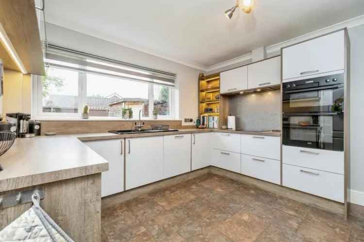 Immaculate 3-Bed Detached Bungalow Bassingham Ample Parking Large Garden