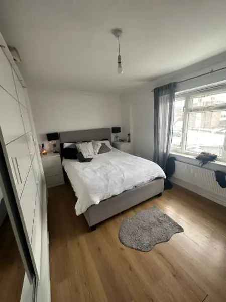 Flat For Rent in Surrey Heath, England