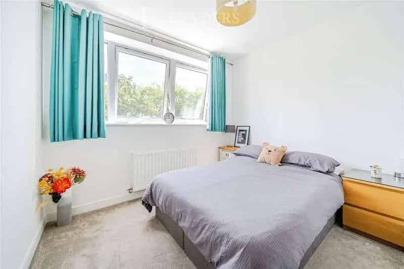 2 Bed Flat for Sale Modern Town Centre Living
