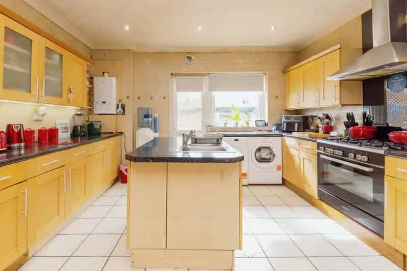 Five Bedroom Detached Chalet Bungalow Near Clacton Town Centre