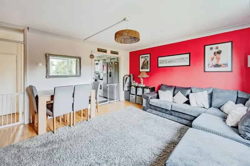 Two-Bedroom Apartment with Open-Plan Living and Ample Storage