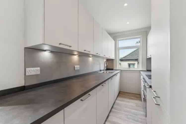 Upgraded 2-Bedroom Flat in Knightswood Near Transport Links