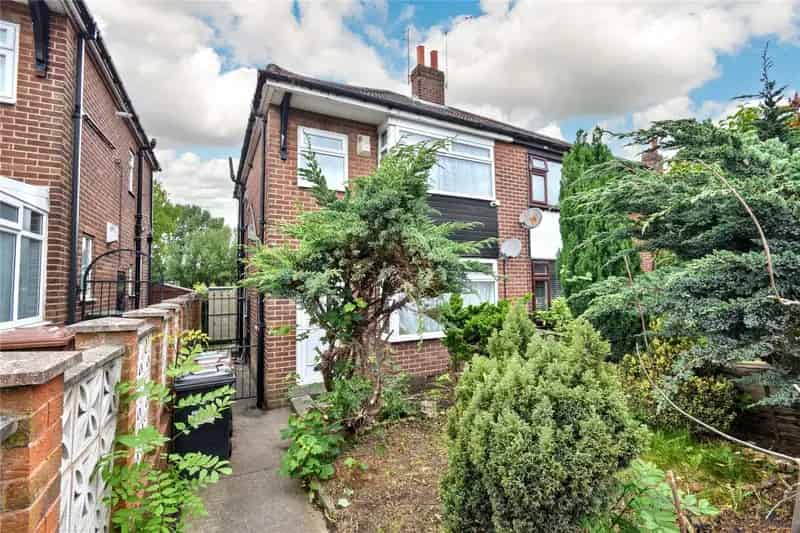 Three Bedroom Semi Detached House Beeston